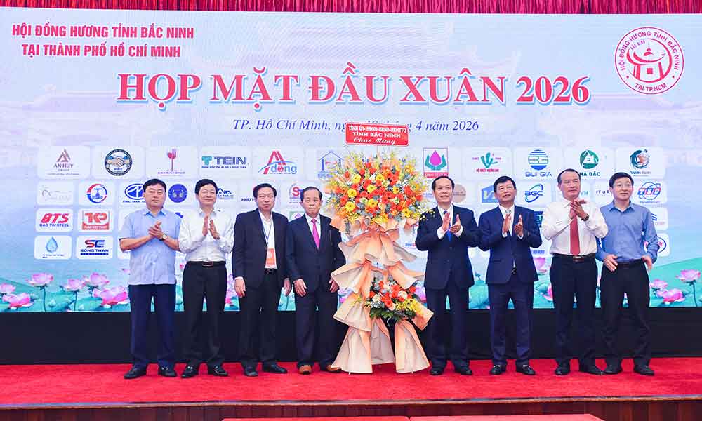 Đoàn công tác tỉnh Bắc Ninh tặng hoa chúc mừng Hội đồng hương